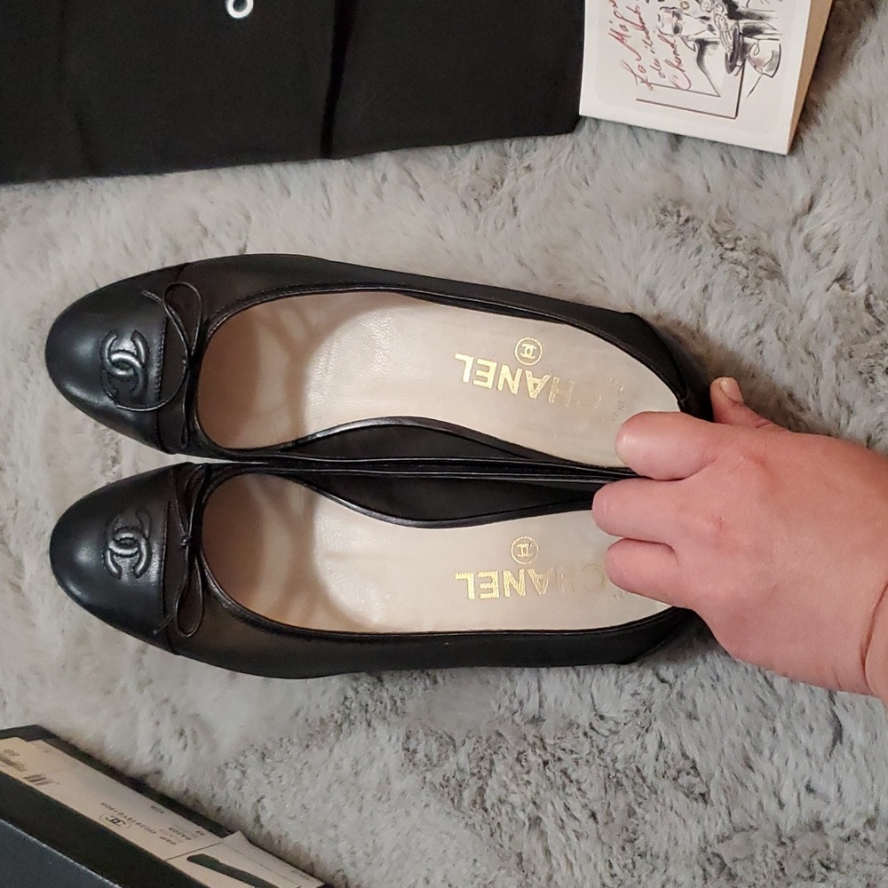 CHANEL Black Flats with Bow Detail - Picture 12 of 16